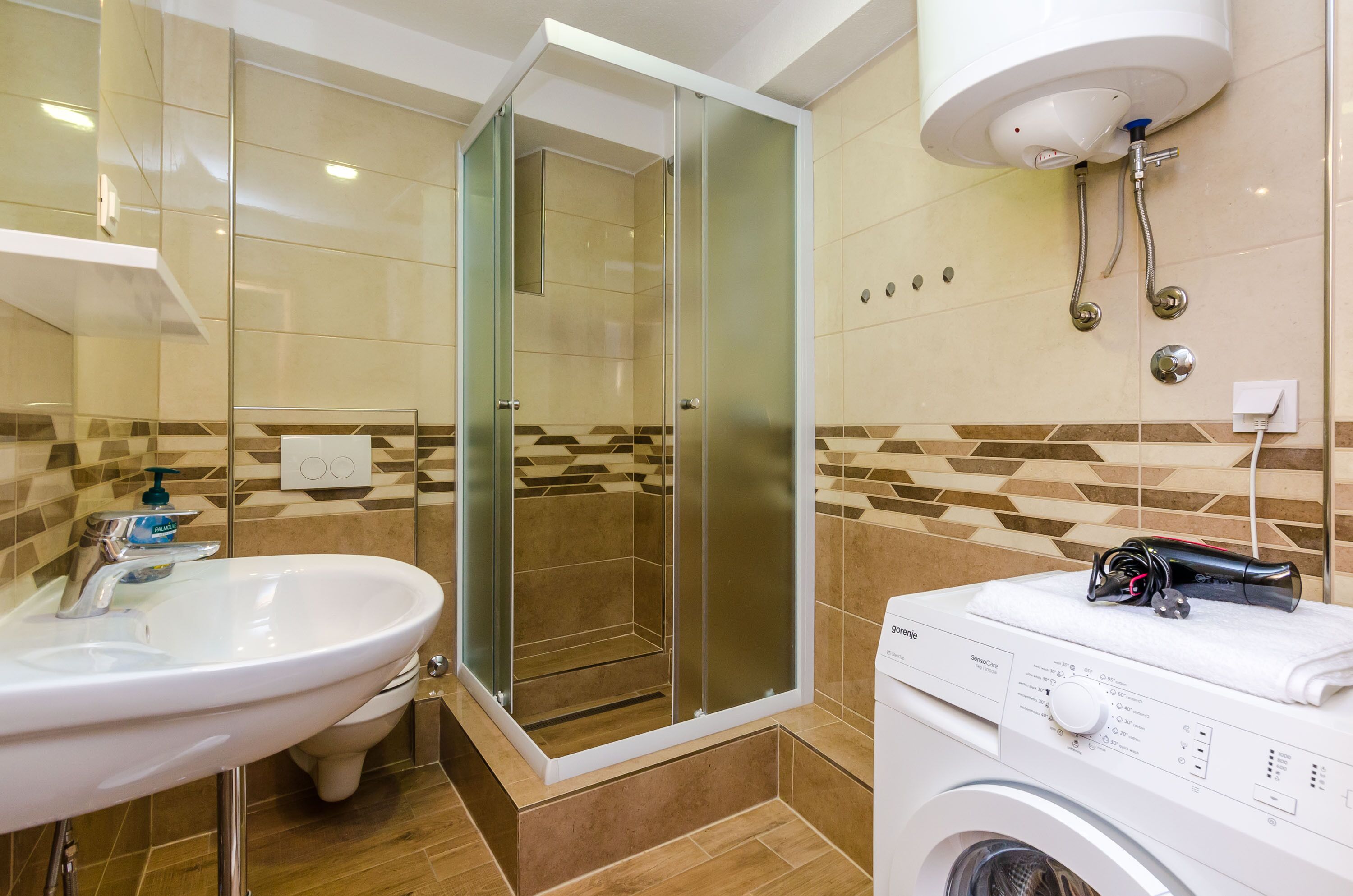 Dusche, kostenlose Toilettenartikel, Haartrockner, Handtücher