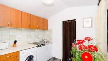 Lemari es, microwave, ketel listrik, dan pemanggang roti