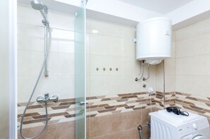 Chuveiro, produtos de toalete grátis, secador de cabelo 