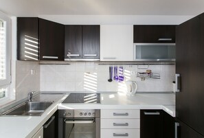 Apartamento (Two-Bedroom Apartment with Balcony) | Cozinha privada | Geladeira, micro-ondas, cooktop, cafeteira/chaleira
