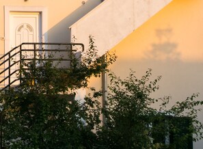 A building with a staircase and a door, surrounded by greenery. - Apartment Marlo (Dubrovnik)