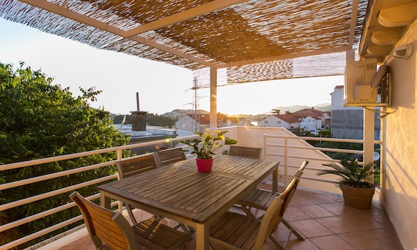 Apartamento (Two-Bedroom Apartment with Balcony) | Sacada