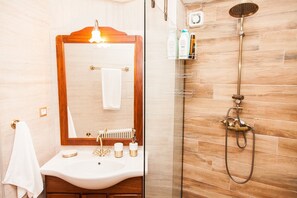 Duplex, 2 chambres | Salle de bain | Douche, séchoir à cheveux, serviettes fournies