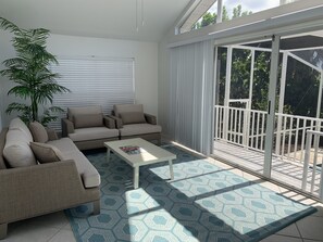 Property grounds - Super close to Vanderbilt beach (1/2 mile)!! Heated Pool/Spa 2650 sq ft (Naples)