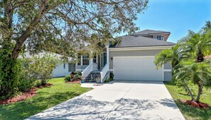 Exterior - Super close to Vanderbilt beach (1/2 mile)!! Heated Pool/Spa 2650 sq ft (Naples)