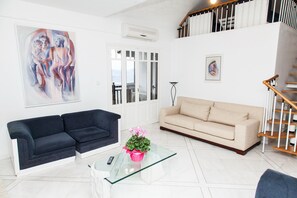 บ้านพัก, 2 ห้องนอน | บริเวณนั่งเล่น | ทีวีจอแบน