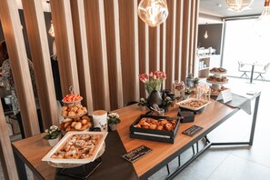 Phục vụ bữa trưa và bữa tối 