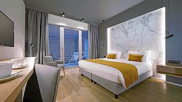 Kamer, 1 kingsize bed, terras | 1 slaapkamer, een minibar, een kluis op de kamer, een bureau