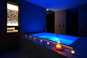 Suíte executiva | Comodidades do banheiro | Produtos de toalete grátis, secador de cabelo, toalhas de banho 