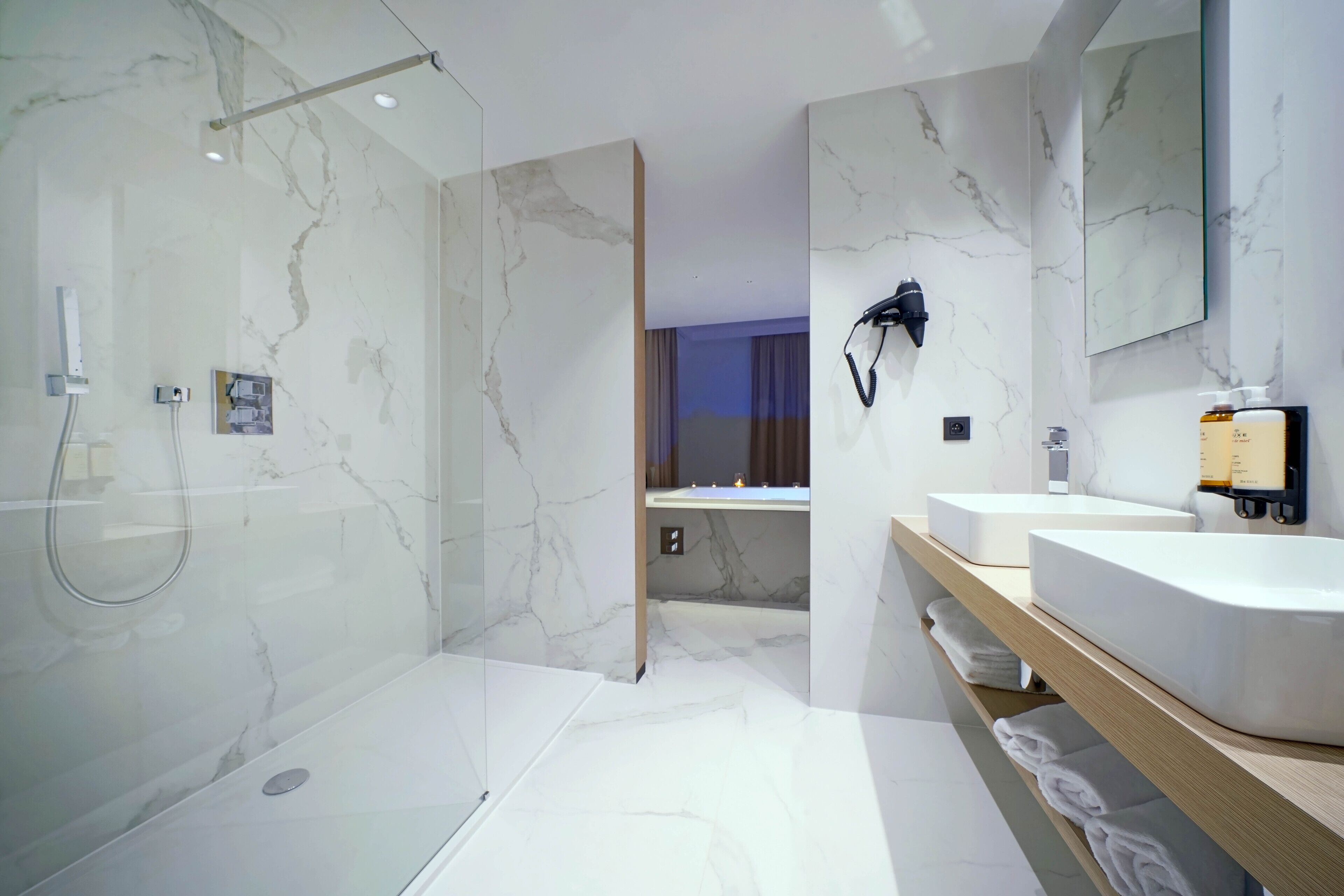 executive suite | bathroom | free toiletries, hair dryer, towels, soap