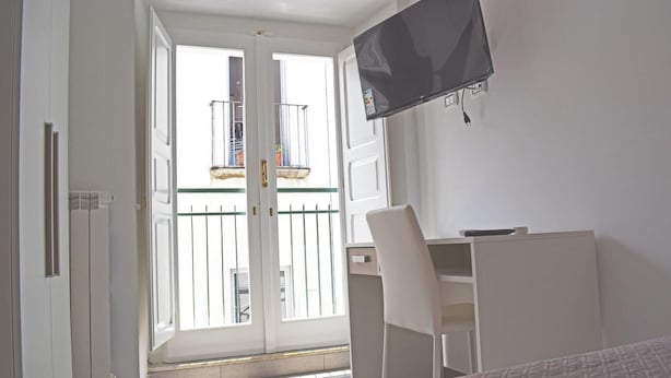 Double Room | WiFi (free), bed sheets - Il Borgo (Paola)