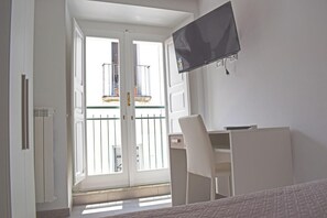 Double Room | Free WiFi, bed sheets - Il Borgo (Paola)