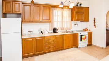 Apartment, 1 Bedroom | Private kitchen | Full-sized fridge, microwave, oven, stovetop