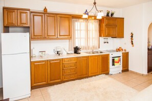 Appartement, 1 chambre | Cuisine privée | Grand réfrigérateur, micro-ondes, four, plaque de cuisson