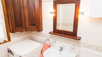 Apartment, 1 Bedroom | Bathroom sink