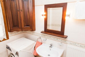 Appartement, 1 chambre | Lavabo de la salle de bain