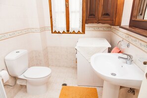Appartement, 1 chambre | Salle de bain | Douche, séchoir à cheveux, serviettes fournies, savon