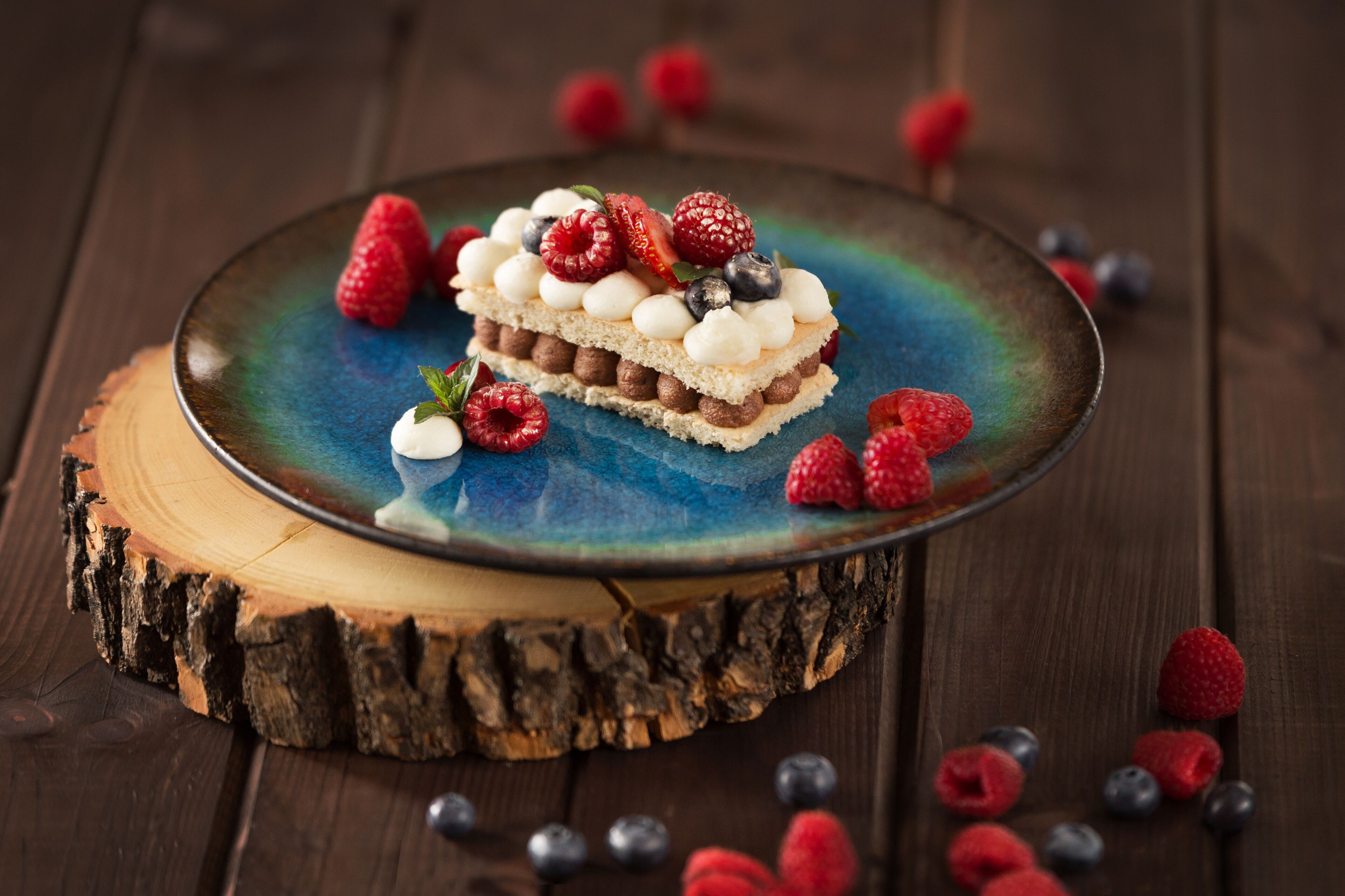 Un postre sobre una tabla de madera con un fondo rústico.