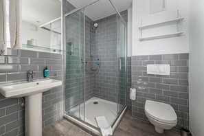 Free toiletries, hair dryer, towels - Hotel Das Q (Aldingen)