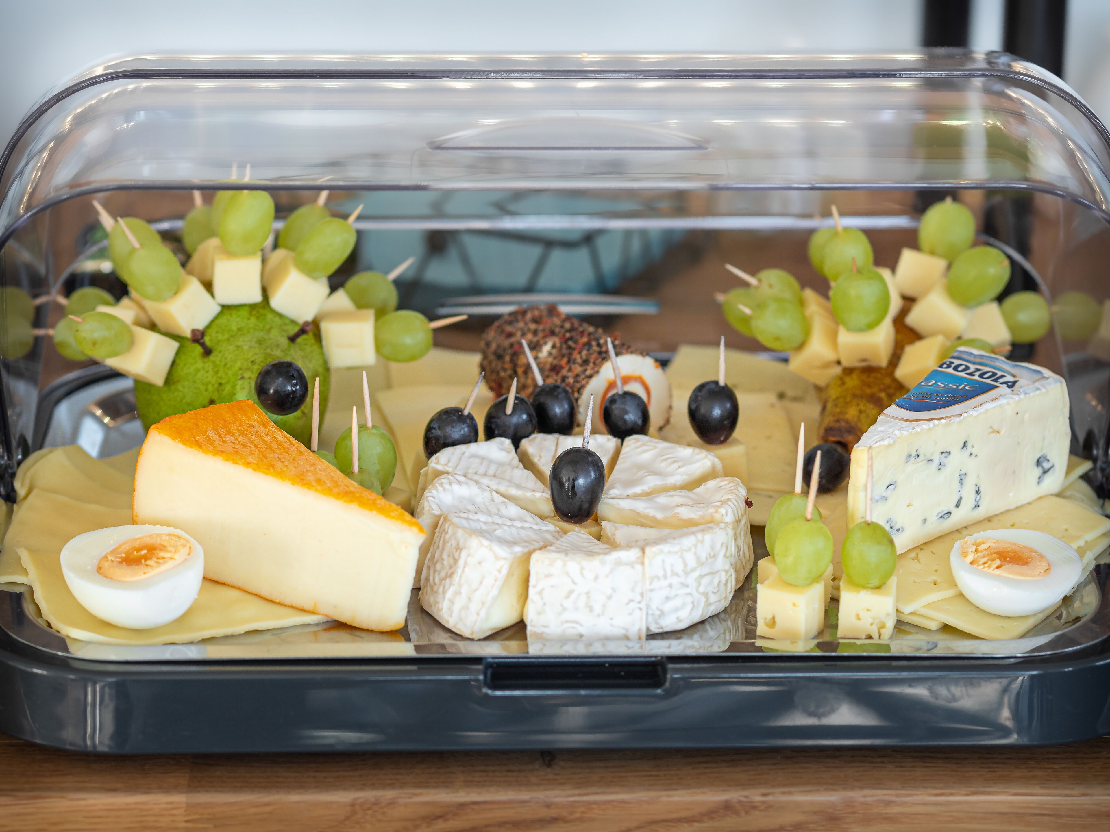 daily continental breakfast (eur 12.50 per person)