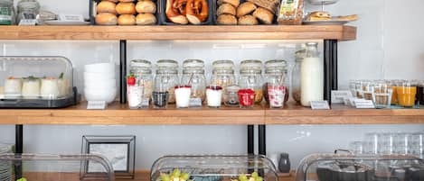 Tägliches kontinentales Frühstück (12.50 EUR pro Person)