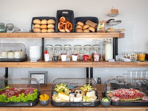 فطور أوروبي يوميًا بتكلفة قدرها (12.50 EUR للشخص)