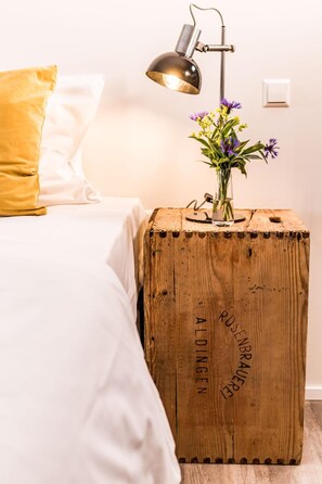 Minibar, individually decorated, individually furnished, desk - Hotel Das Q (Aldingen)
