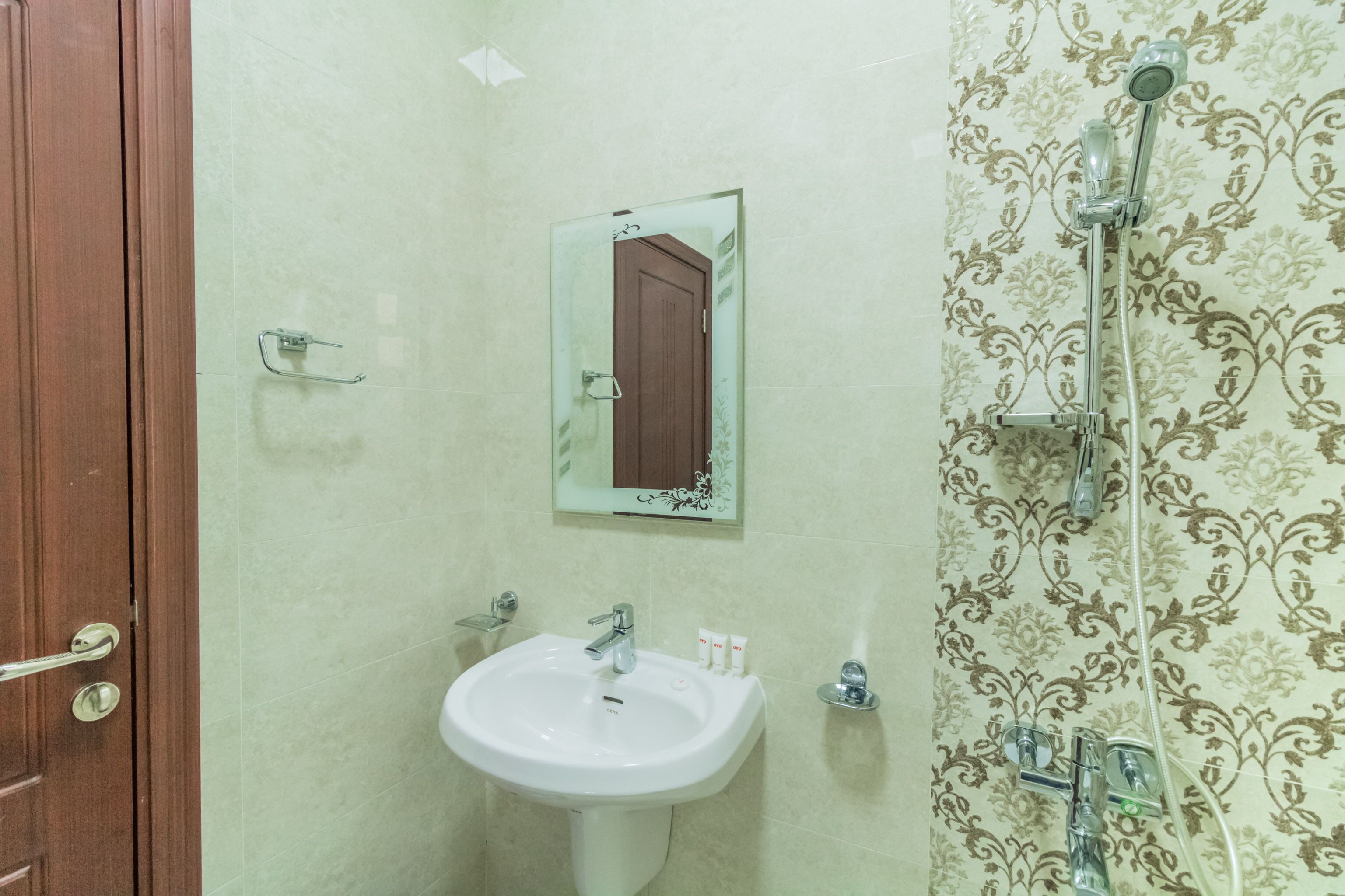standard double room | bathroom | shower, free toiletries, towels, toilet paper