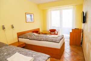 Espacio para trabajar con laptop, wifi gratis y ropa de cama 