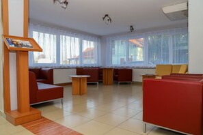 Lobby sitting area - Hotel Zátoka (Senec)