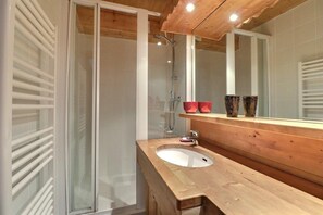 Bathroom - 10m from ski slopes, 9th floor, balcony, 40m², Méribel-Mottaret (Méribel - Les Allues)