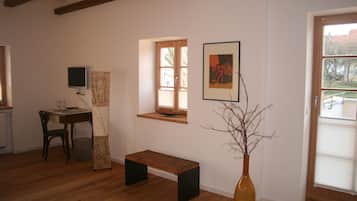 Allergikerbettwaren, Schreibtisch, schallisolierte Zimmer