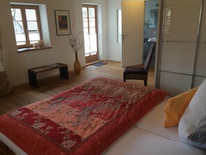 Allergikerbettwaren, Schreibtisch, schallisolierte Zimmer