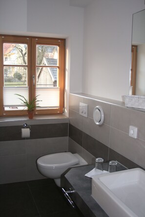 Double Room, Garden View | Bathroom | Separate tub and shower, free toiletries, hair dryer, towels - Gasthaus Unterwirt (Fridolfing)