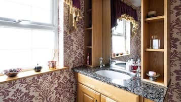 Double Room | Bathroom | Free toiletries, bathrobes, towels