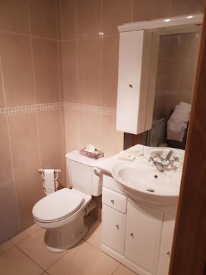 Familien-Suite, 2 Schlafzimmer, Bergblick | Badezimmer | Kostenlose Toilettenartikel, Bademäntel, Handtücher