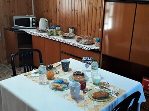 Frukostbuffé varje dag (EUR 3.00 per person)