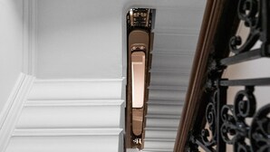 A corner of a room with white paneled walls and a decorative metal railing. - 3BG Historic Flat 1BR sleeps 4 Aircon Balcony (London)