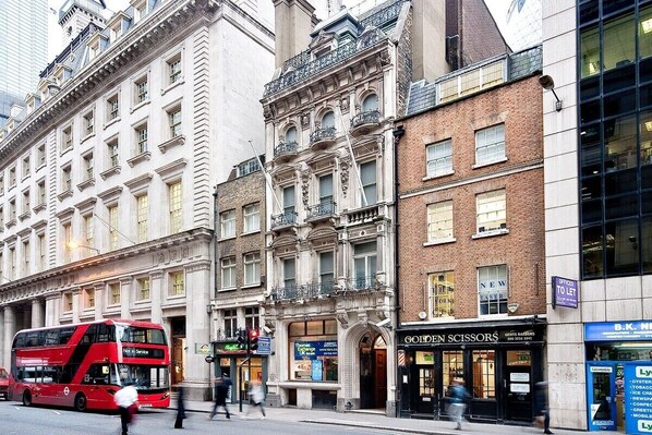 Exterior - 3BG Historic Flat 1BR sleeps 4 Aircon Balcony (London)