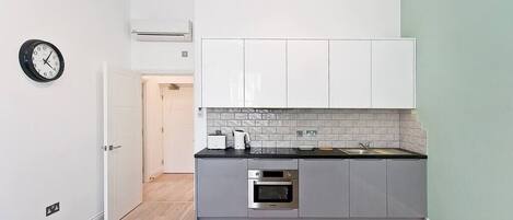 Een koelkast, een magnetron, een oven, een kookplaat