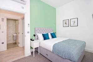 1 bedroom, desk, iron/ironing board, WiFi - BIH sleeps 4 air conditioning Covent Garden (London)