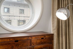 Interior - 5BG Top Floor Attic 1 BR sleeps 4 Balcony Aircon (London)