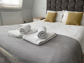 1 bedroom, desk, iron/ironing board, WiFi