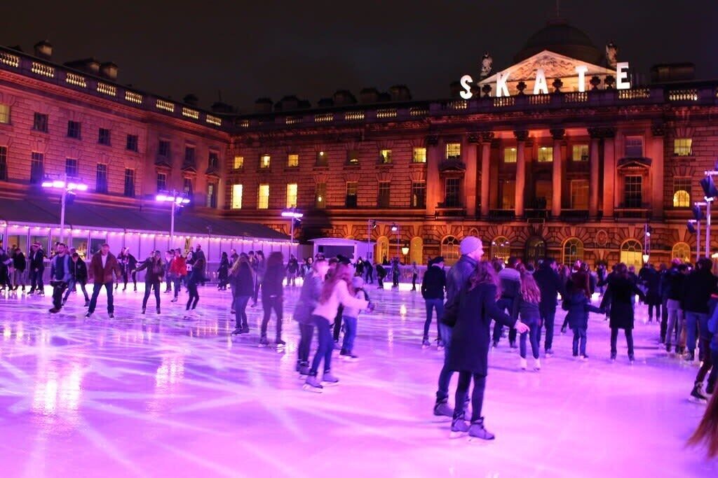 Una pista de hielo frente a un edificio histórico con la palabra 
