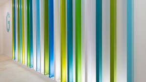 Un couloir orné de rayures verticales de différentes couleurs.