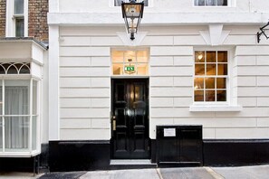 Exterior detail - P4E Double Room Private Shower Wifi Air Con (London)