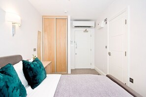 1 bedroom, iron/ironing board, WiFi, bed sheets - P4E Double Room Private Shower Wifi Air Con (London)