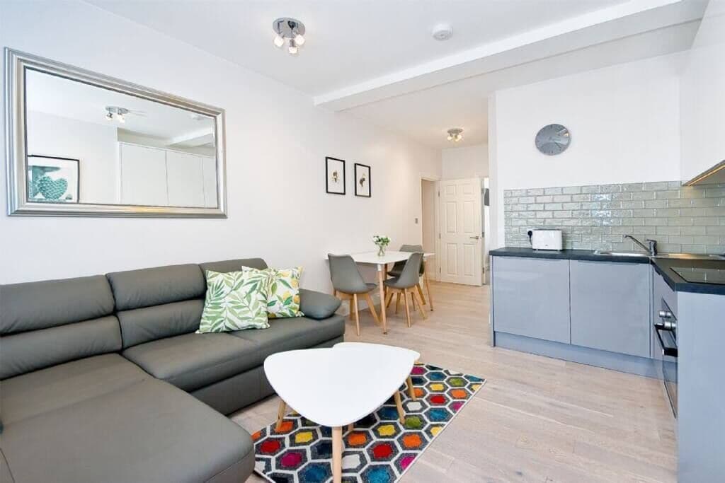 Een televisie en een kantoor