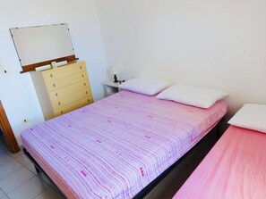 1 室のベッドルーム、アイロン / アイロン台、ベッドシーツ