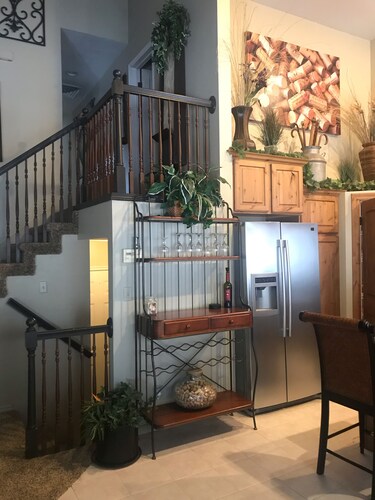 20min to Ski Resorts, Full Kitchen, Outdoor Hot Tub, close to Dinning & Shopping